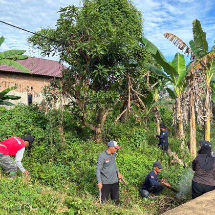 Jumat Bersih Jadi Agenda Rutin, Perangkat Desa Tanah Abang Beserta Jajaran Kompak Bersihkan Lingkung